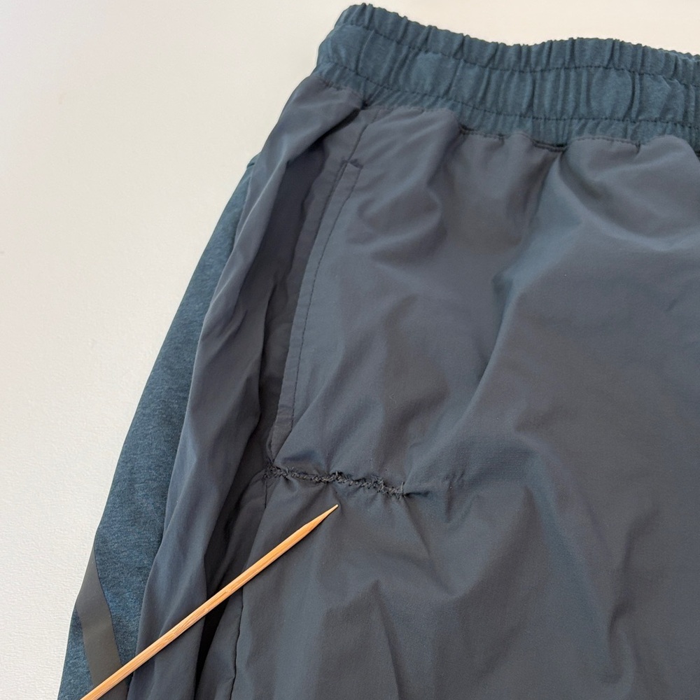 ON Running Pants Navy Pockets Zip Ankles Athletic Performance Size M Flaw* - Picture 14 of 14